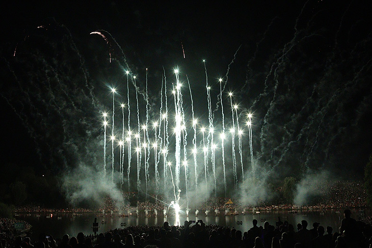 Peace Zeichen beim Feuerwerk @ Münchner Sommernachtstraum 2022 (Foto: Martin Schmitz)
